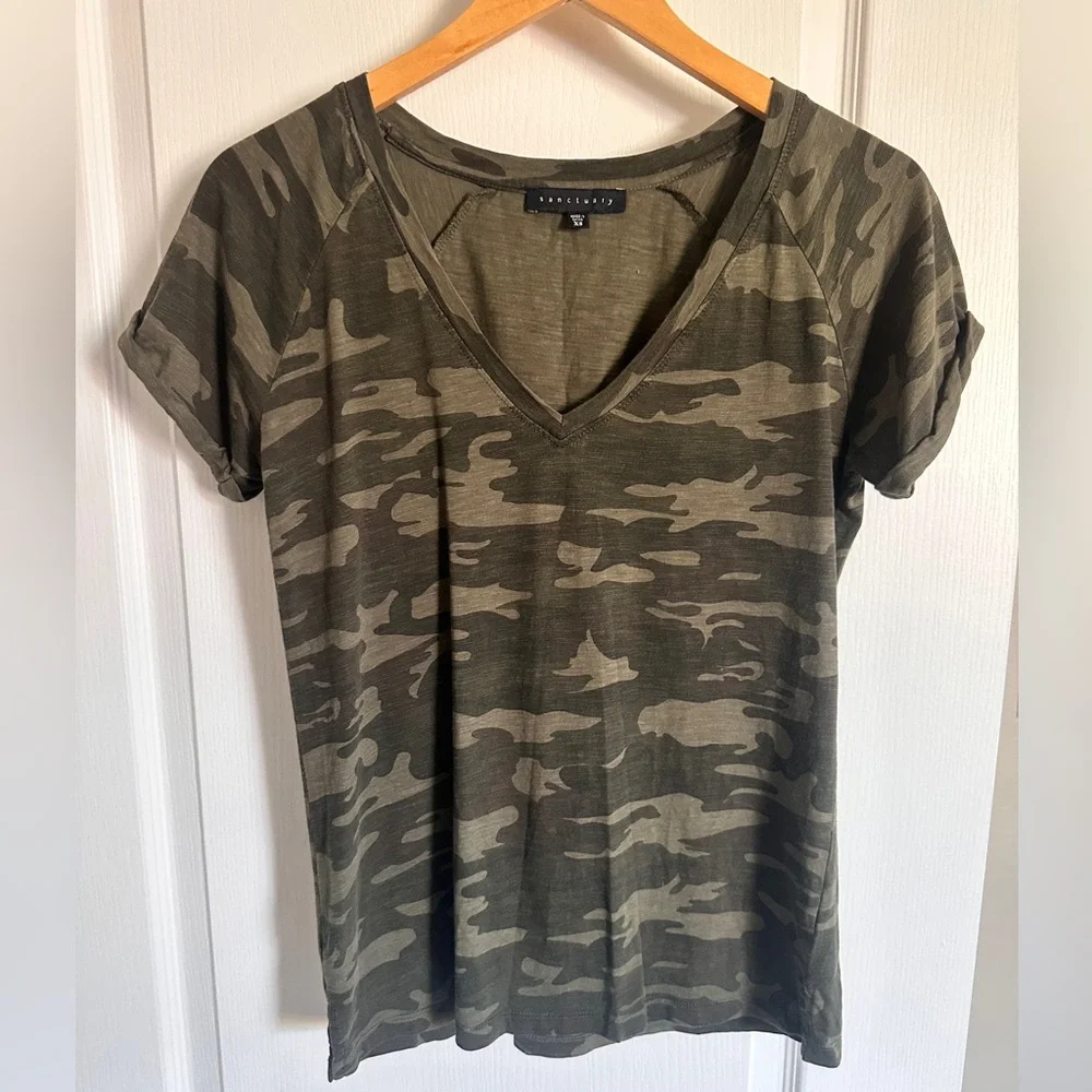 Sanctuary xS Camo V-Neck T-Shirt - Picture 1 of 6